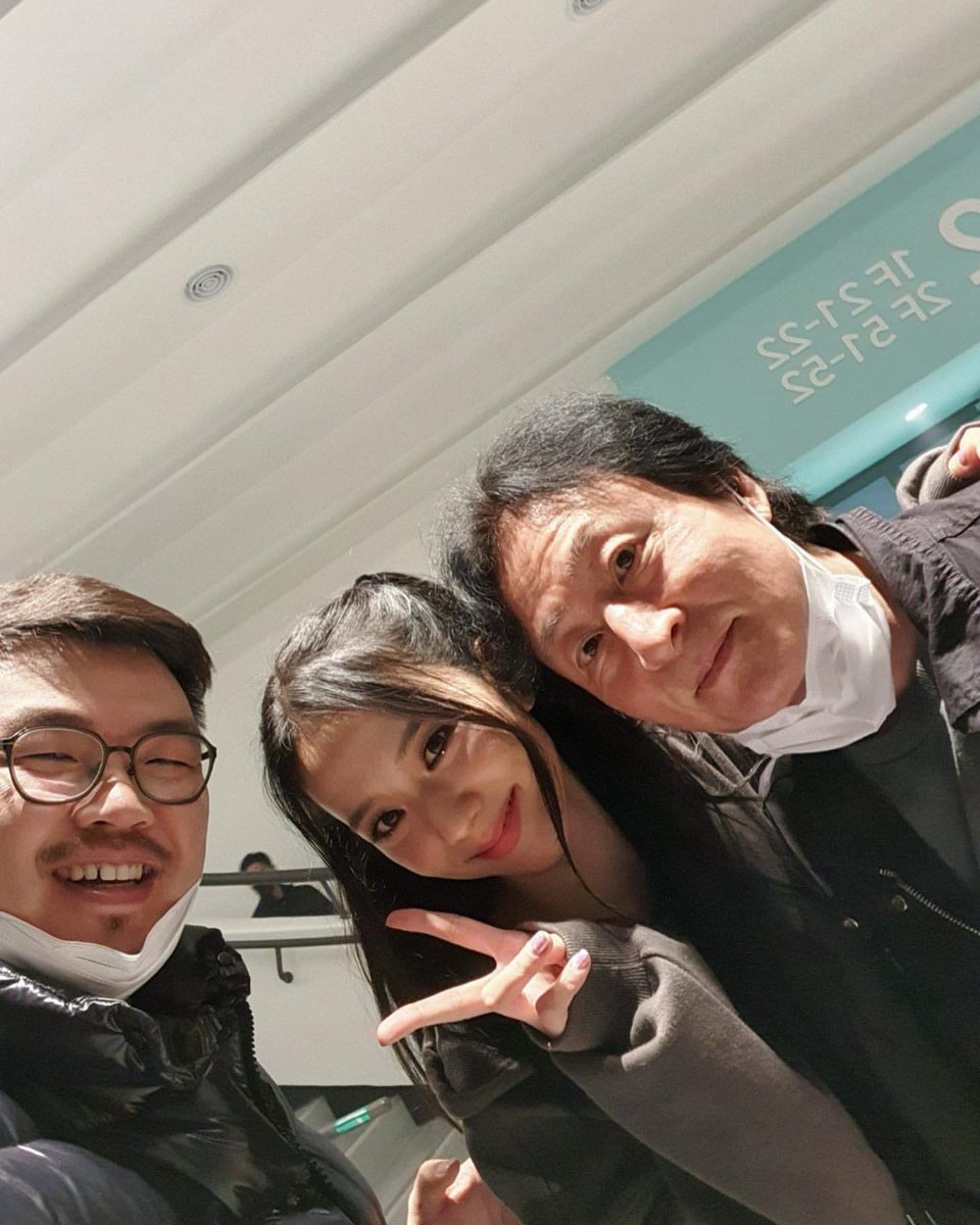 CloutNewsMedia's tweet photo. Kim Jisoo backstage with her Snowdrop costar Kim Jong-Soo ❤️

#kimjisoo #jisoo #sooya @blackpink #blackpink https://t.co/hr2WoyF79U