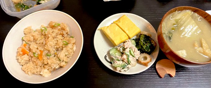 お夕飯
赤魚の炊き込みご飯
しらすの卵焼き
野菜の味噌汁 ツナきゅうり 
ほうれん草の胡麻和え
オクラの唐揚げでした 