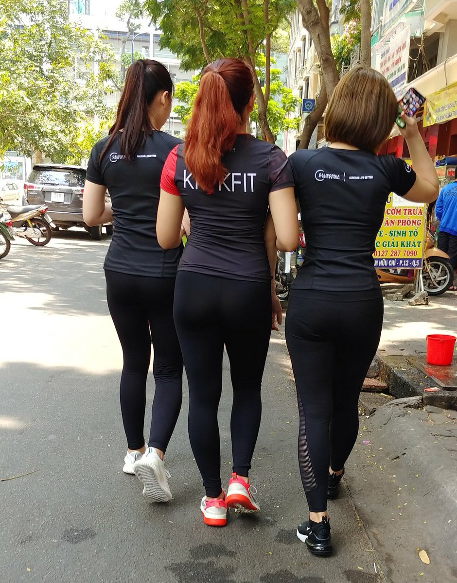 beaodai's tweet photo. Trái, phải hay ở giữa, chọn e nào ah ?😂😂😂 https://t.co/73ryoKVrnj
