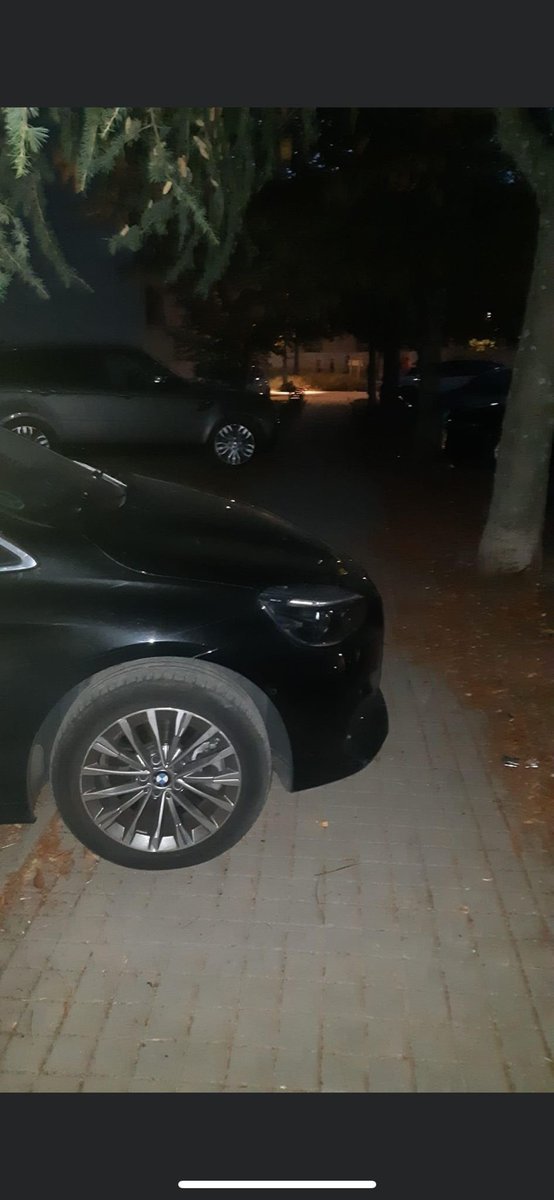 MariaVilli296's tweet photo. Aquí queda reflejada una situación en la que inconscientemente se puede dificultar a una persona con discapacidad el paso mediante la obstrucción de la vía. Sería conveniente tener más consideración a la hora de ocupar las aceras. 
#sharediversitas #diversidaduoc https://t.co/6iBeObLBDL