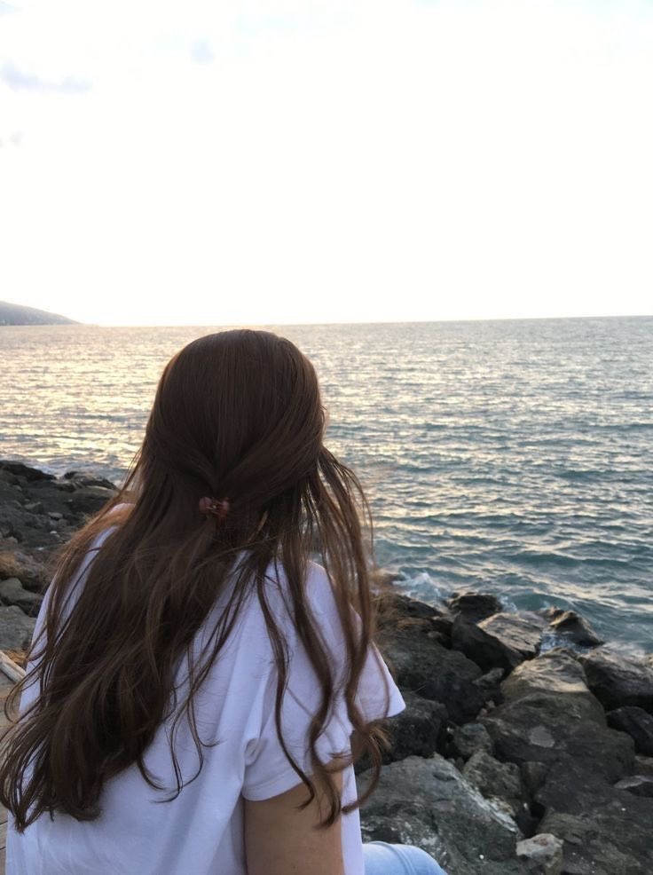 أقنع نفسك بأنك تستحق الفرح والابتسامة والرّاحة، أقنعھا بأنّك جميل لا يليق بملامحك الحُزن والإكتئاب أقنعها و سَتسعد...