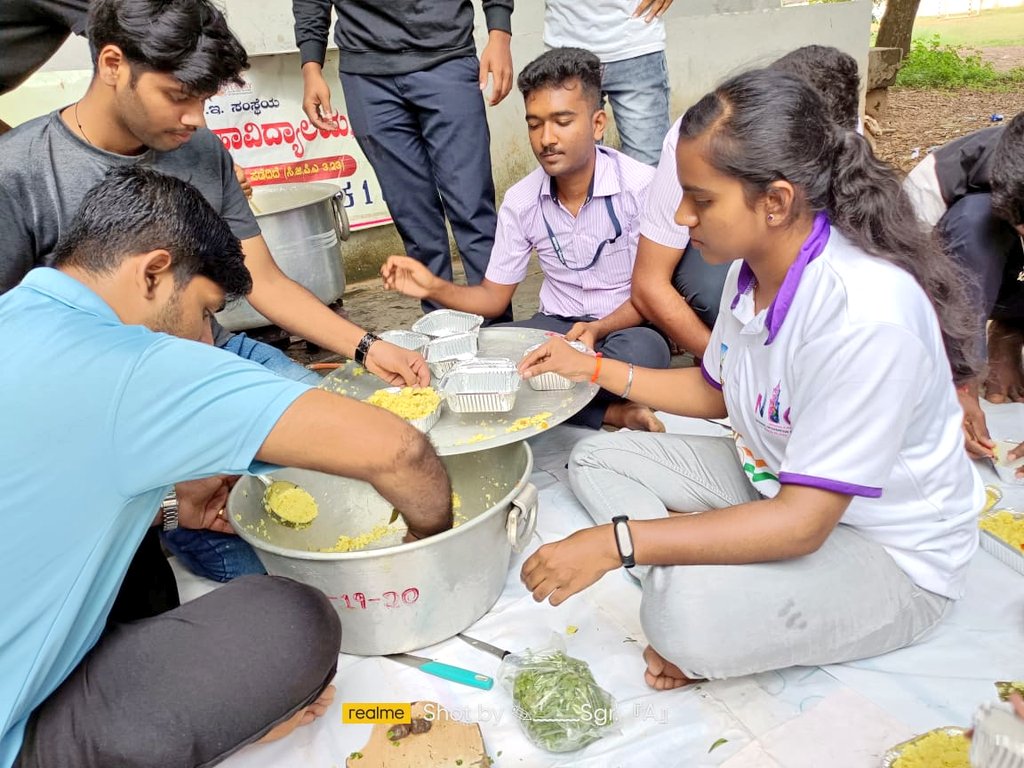 _NSSIndia's tweet photo. Food for everybody. 
NSS volunteers of GH college Haveri, Karnataka celebrated #WorldFoodDay by distributing 1000 packet to the needy people. 
@Anurag_Office @NisithOffice @YASMinistry @sanjayjavin @NITKM2021 @pankajsinghips @pibyas @PMOIndia @narendramodi @UNWFP_India https://t.co/hlYxNLnUpY