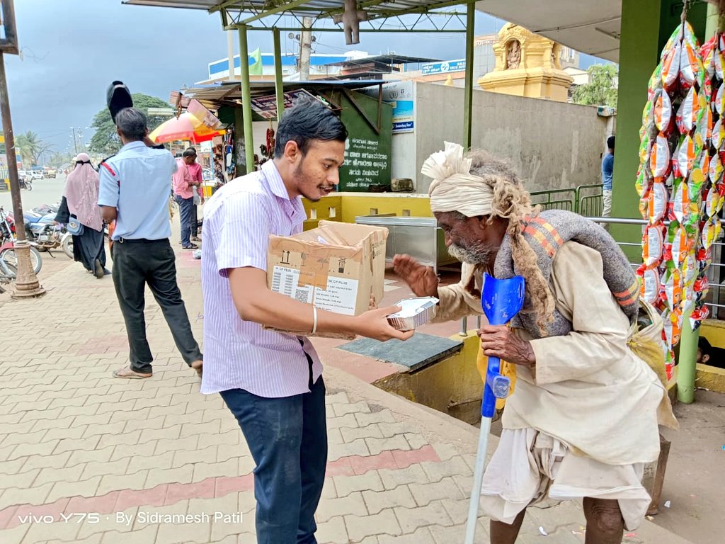 _NSSIndia's tweet photo. Food for everybody. 
NSS volunteers of GH college Haveri, Karnataka celebrated #WorldFoodDay by distributing 1000 packet to the needy people. 
@Anurag_Office @NisithOffice @YASMinistry @sanjayjavin @NITKM2021 @pankajsinghips @pibyas @PMOIndia @narendramodi @UNWFP_India https://t.co/hlYxNLnUpY