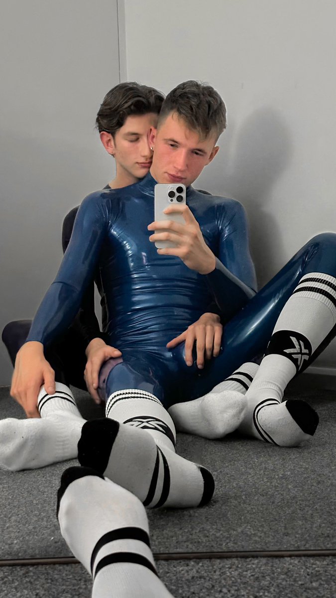 gossierubberlad's tweet photo. @rubdub10 seems to be enjoying his new toy. Wonder what he plans on doing with it? 😏

#gayrubber #rubberfetish #latexfetish #gayboys #gaysocks #rubbermen https://t.co/lMyp6v7bhS