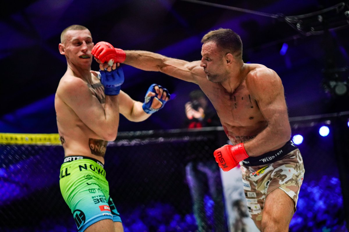 KSW_MMA's tweet photo. 🇵🇱 Stasiak ⚔️ Ruchala 🇵🇱
When the old school clashes with the new school and delivers a great fight!! #KSW75 https://t.co/F0u8Msm1nL