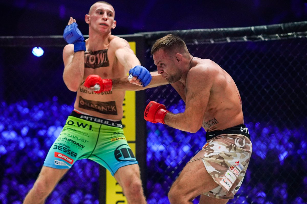 KSW_MMA's tweet photo. 🇵🇱 Stasiak ⚔️ Ruchala 🇵🇱
When the old school clashes with the new school and delivers a great fight!! #KSW75 https://t.co/F0u8Msm1nL