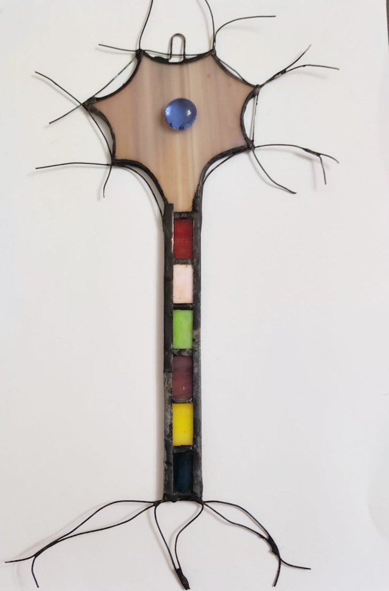 Hace tiempo mi compa d Dpto @SaraRodCuadrado subió foto de neurona hecha con técnica d cristal de Tiffany... La prometí una..y aquí está! Hecha a mano por Encarni Bravo, mujer de <a href="/asociacionalce/">Asociación ALCE</a> en su #TallerdeCreaciondeObjetosyLamparasdeTiffany Toda una obra de arte! #Handmade