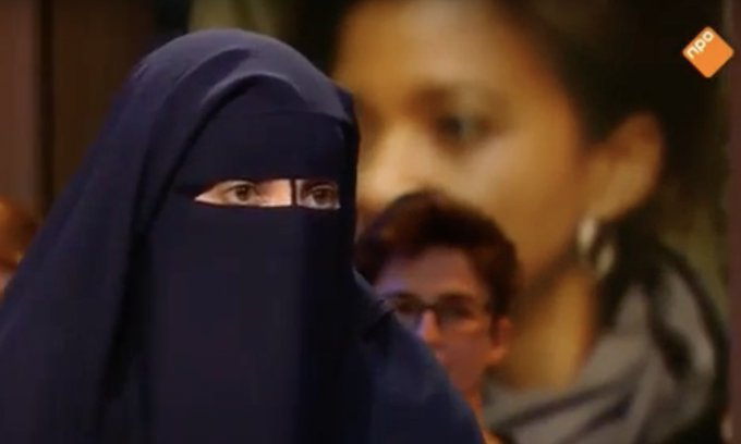 vaals_a's tweet photo. Beide in NL. Ik vrees dat het geen vrije wereld oplevert, geen 'live and let live'.. de tegenstellingen zijn te groot. Hier krijgen we shit van. #diversiteit #moslims https://t.co/LYS7Npc9gH