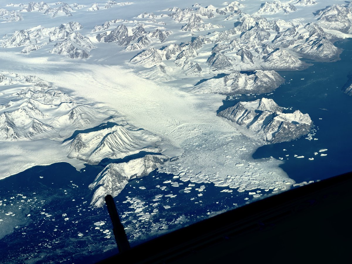 DaveWallsworth's tweet photo. The views of Greenland from 36000 feet yesterday were just spectacular! I never tire of flying over this amazing place. #greenland #viewfromtheflightdeck https://t.co/swr3k5EgIz