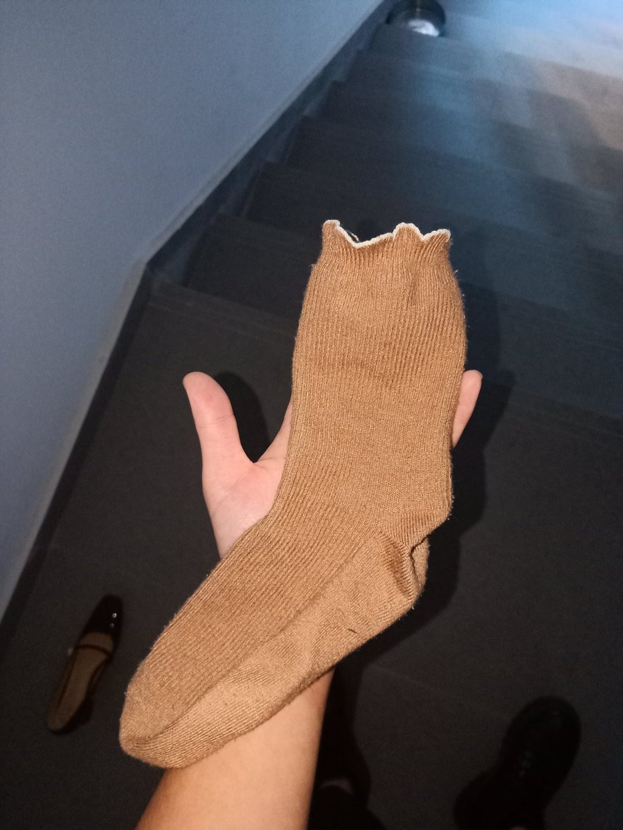 ebrbuxhdb's tweet photo. 又去了之前去过的一家，鞋的女主人是个孩子刚两三岁的熟女。摸索鞋架的时候竟然翻到一双长袜，闻了一下，是那种脚香加上香氛的味道，极其上头，赶紧套上过过瘾。但没敢射袜子里，后面一边猛吸袜子一边干她的小皮鞋，也算帮她保养了一下
＃打胶 ＃扫楼 ＃恋足 ＃恋物癖 ＃长袜 ＃原味袜子 ＃高跟鞋 https://t.co/2gZnkBpqmw