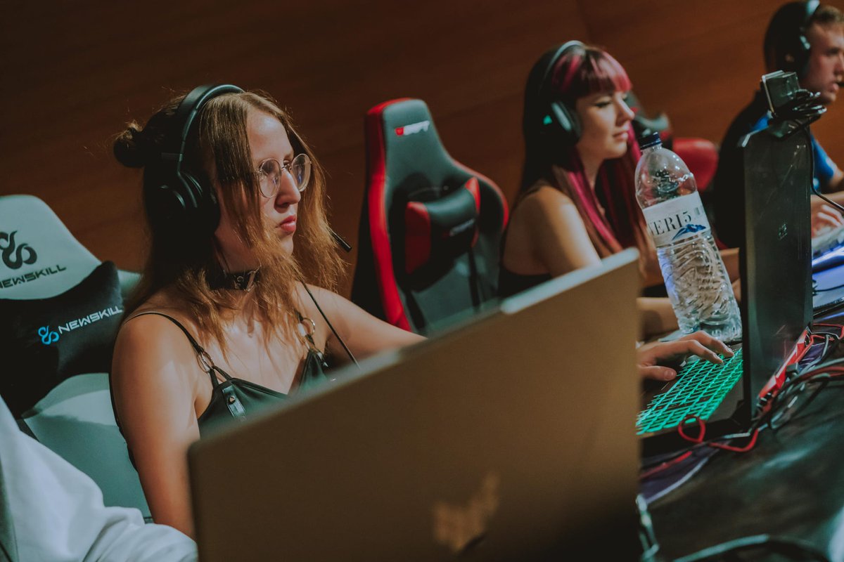 neraniia's tweet photo. Gracias por darme esta oportunidad 🥺orgullosa que los videojuegos y Twitch me hayan traído experiencias inolvidables 💜 Gracias #TarracoManga, gracias platanitos💜Gracias por creer en mí @pryoxer94 https://t.co/EWYOFnOEmD