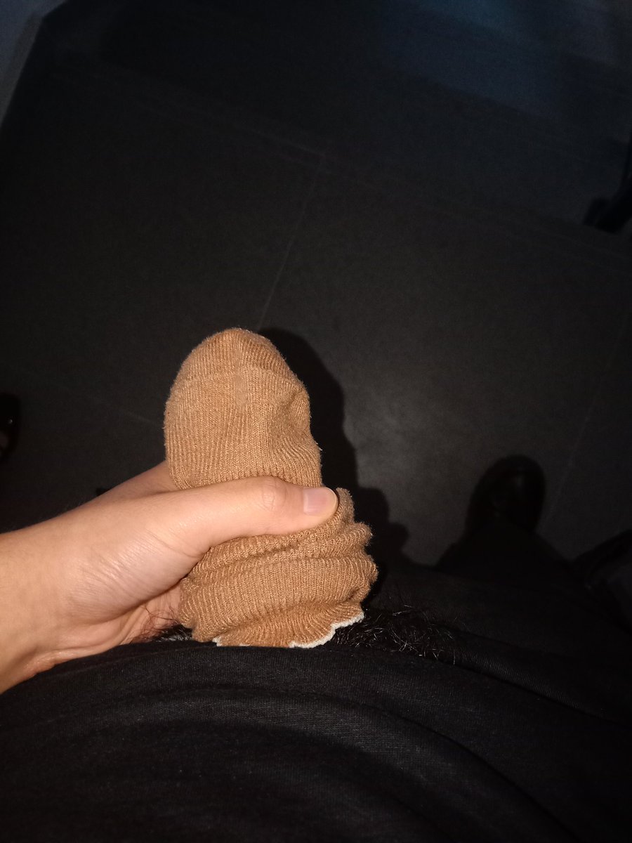 ebrbuxhdb's tweet photo. 又去了之前去过的一家，鞋的女主人是个孩子刚两三岁的熟女。摸索鞋架的时候竟然翻到一双长袜，闻了一下，是那种脚香加上香氛的味道，极其上头，赶紧套上过过瘾。但没敢射袜子里，后面一边猛吸袜子一边干她的小皮鞋，也算帮她保养了一下
＃打胶 ＃扫楼 ＃恋足 ＃恋物癖 ＃长袜 ＃原味袜子 ＃高跟鞋 https://t.co/2gZnkBpqmw