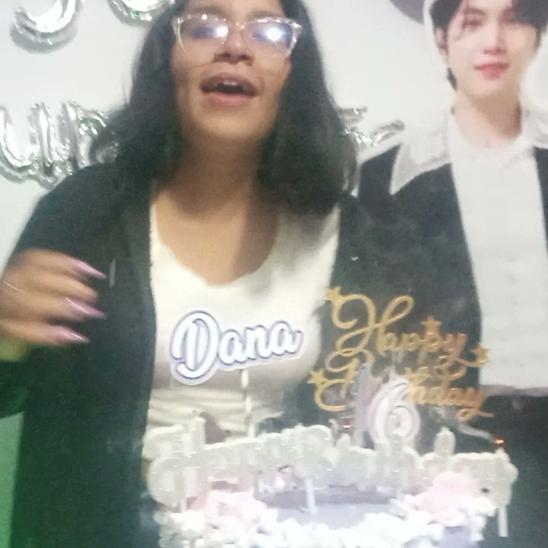 GinnetteOrmeno's tweet photo. #omg si asi iniciando. No imagino los demás dias... #BiasSuga #BTS #Dulces16 https://t.co/LR7n5sd5f5