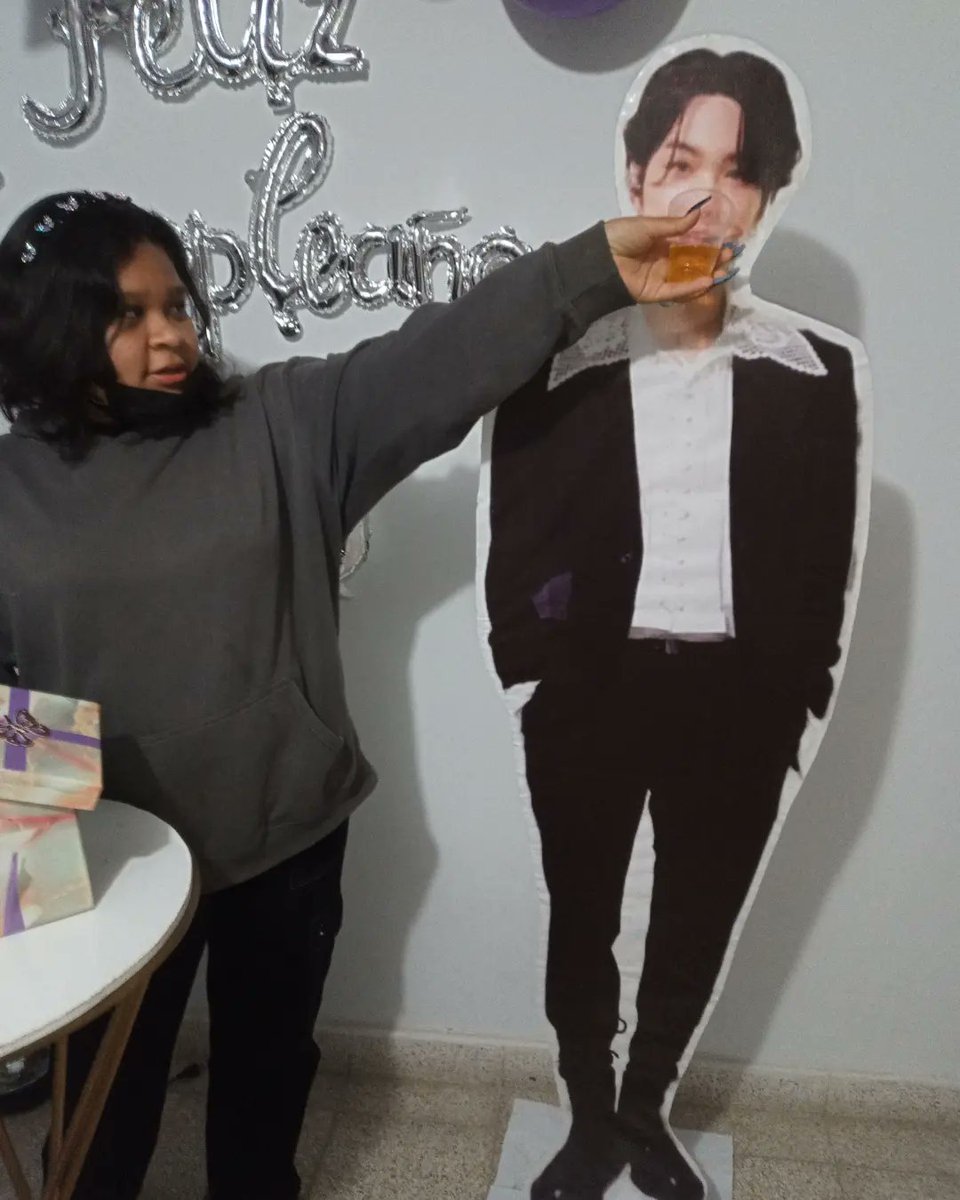 GinnetteOrmeno's tweet photo. #omg si asi iniciando. No imagino los demás dias... #BiasSuga #BTS #Dulces16 https://t.co/LR7n5sd5f5