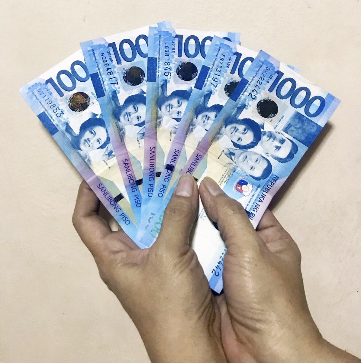 KM_Jessica_Soho's tweet photo. Kapag dumaan sa timeline mo ‘to, may chance kang manalo ng P5,000 ngayong Linggo! Tutok na sa #KMJS! https://t.co/5qbRhQJ8ps