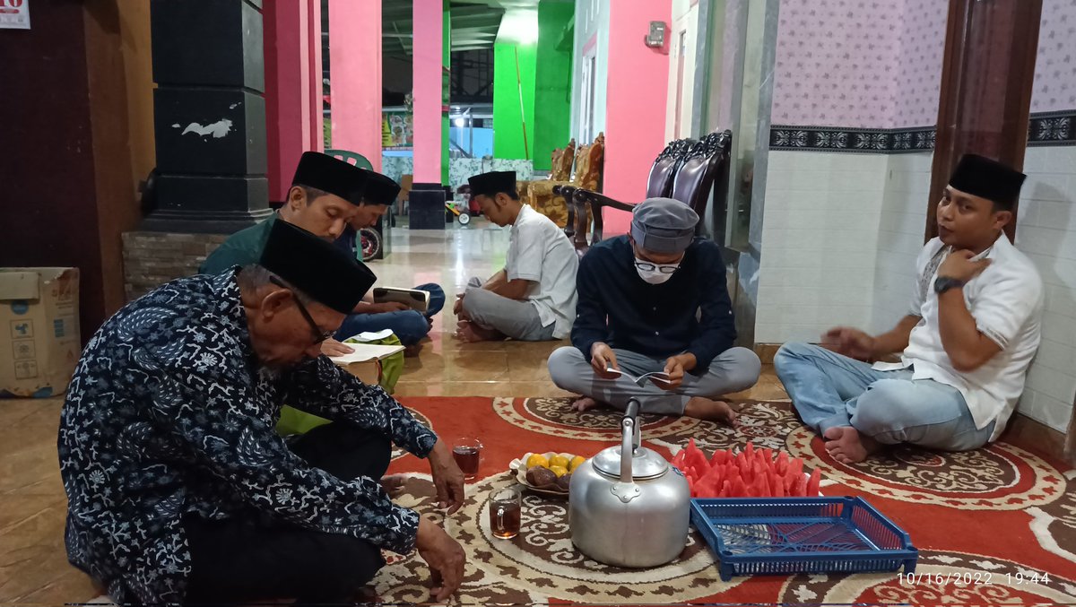 MKAIPerigi's tweet photo. Pengajian keliling di rumah saudara khuddam yang ada di majelis perigi #khuddam #perigi #tangsel https://t.co/i7wQbHboEa
