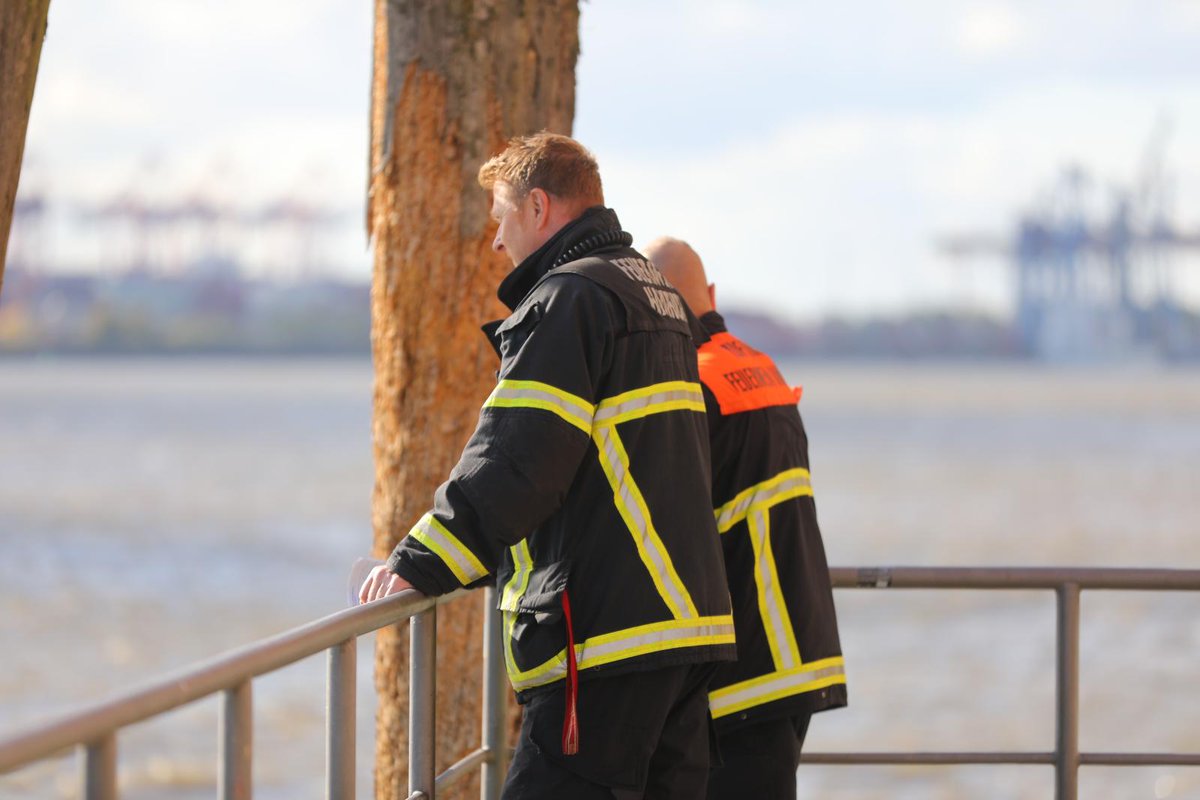 #Person in der #Elbe gesichtet – große #Suchaktion von #Polizei + #FeuerwehrHamburg

FOTOS: BlaulichtNews