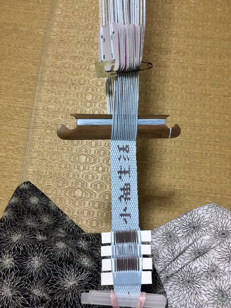 YasuKosode's tweet photo. 文字織を調べたら見つけた英語の意味 weaving letters 。文字を織る、字を綴る、つづれ織。織って現れた形、文字デザインの強さを感じる。試し織でも図面起こしが必要。トライアンドエラー、やって気づくことばかり。
スピパで買った糸巻き刀杼が活躍。
#カード織り #両面織
#backstrapweaving https://t.co/wHgmak7eDS