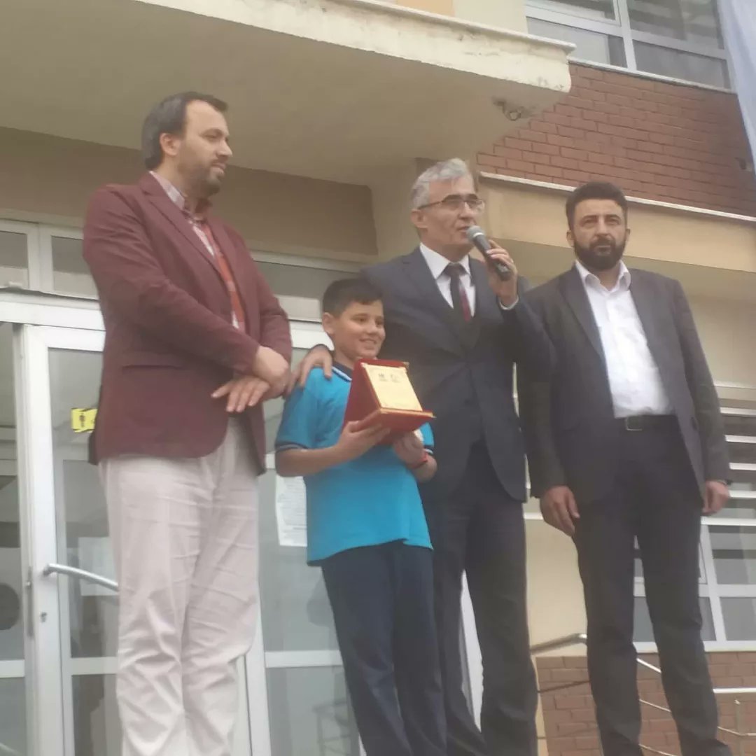 2022 yılı Siyer-i Nebi  yarışmasında dereceye giren lise ve ortaokul öğrencilerimize ödülleri okullarında takdim edildi. Sınava giren bütün öğrencilerimizin Peygamber Efendimizin eşsiz hayatını örnek almalarını ve bu ölçüde yaşamalarını Yüce Allah'tan niyaz ediyoruz.
#sincanagd