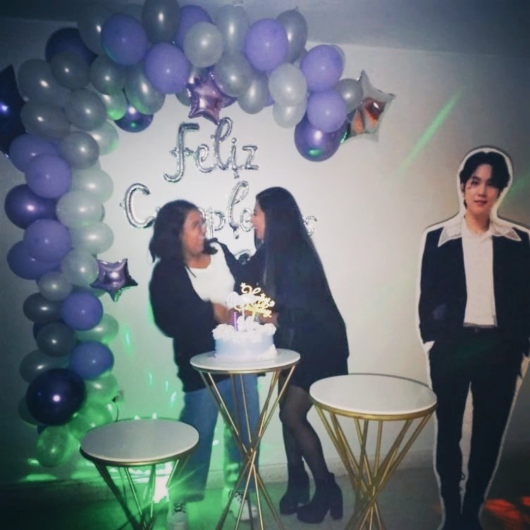 GinnetteOrmeno's tweet photo. Como cuando, La #MamaArmy está más emocionada con el #BiasSuga  y roba cámaras a su hija en sus dulces 16. @DginnetteARMY Se suma el novio de mami a engreírla y darle lo q pide!! https://t.co/YwN0xwE2K5