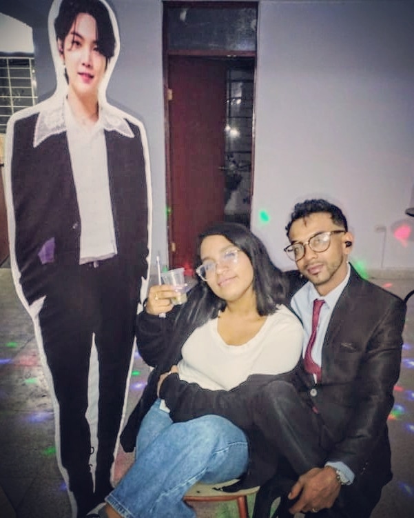 GinnetteOrmeno's tweet photo. Como cuando, La #MamaArmy está más emocionada con el #BiasSuga  y roba cámaras a su hija en sus dulces 16. @DginnetteARMY Se suma el novio de mami a engreírla y darle lo q pide!! https://t.co/YwN0xwE2K5