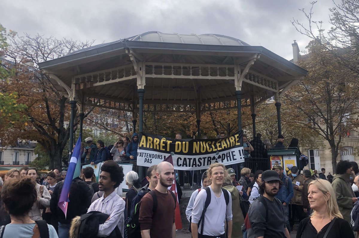 Paul_Messad's tweet image. .@EURACTIV_FR à la manifestation #Marche16Octobre portée par la #NUPES 🔴
Message clair : 🚫 nucléaire ☢️