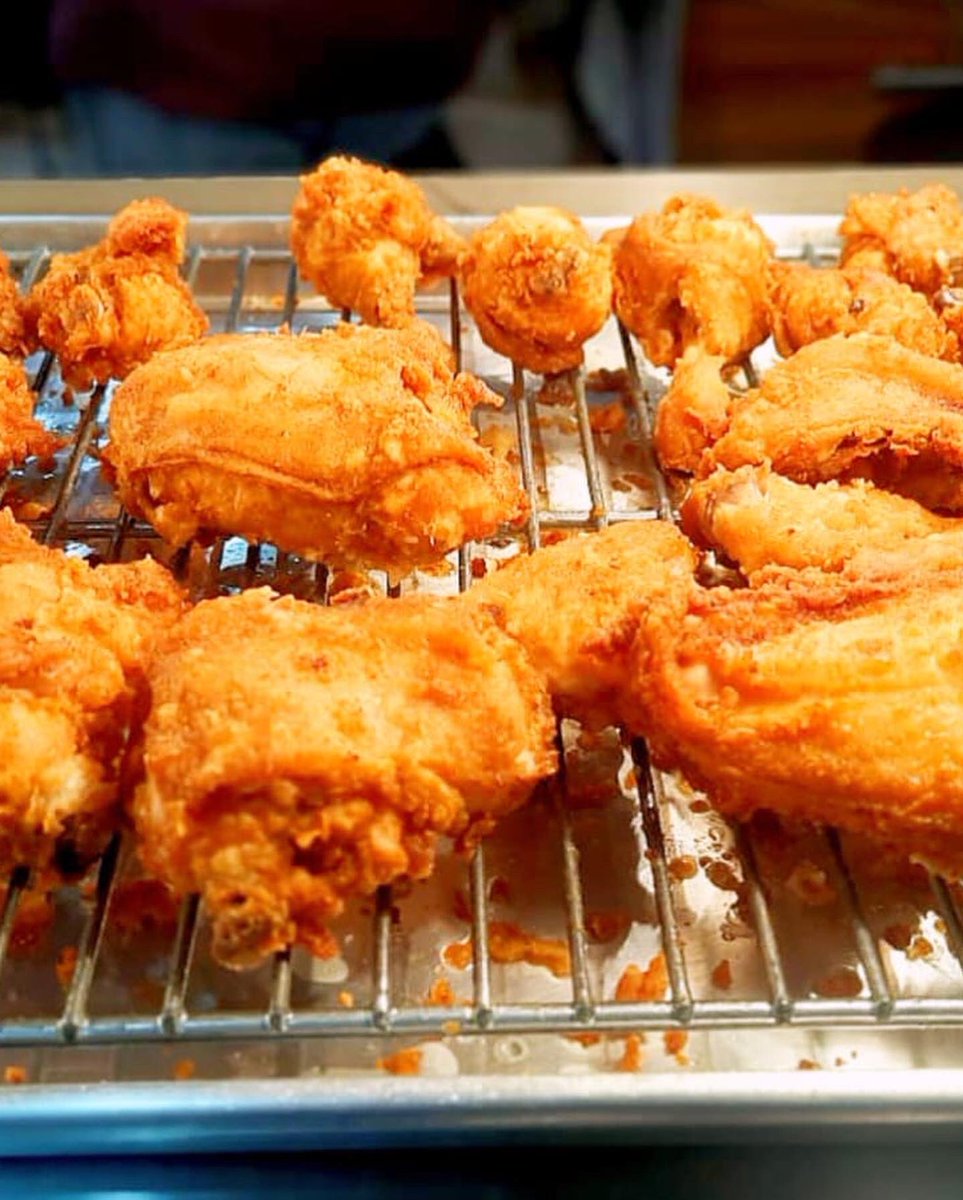 ALDEEK3335's tweet photo. Our tender and juicy fried chicken with unique marination will give you taste till the last bite.

#Aldeek #ALDEEK #fastfood #restaurant in #gulistanejauhar #gulistanejohar #karachi #Pakistan #friedchicken #broast #burger #bestfastfood #food #foodie #foodporn #karachifood https://t.co/kxC4LbCXpS