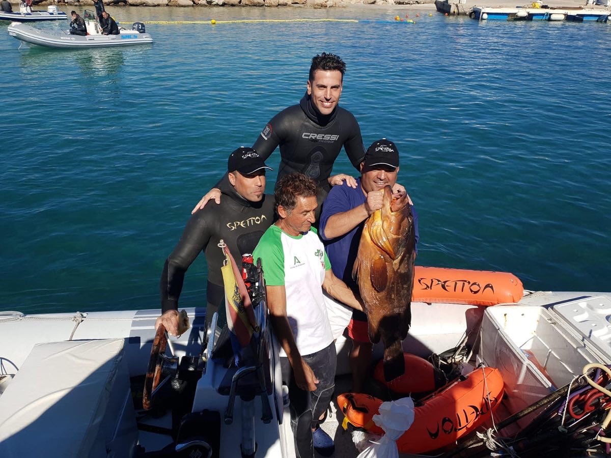 fbdasfbdas's tweet photo. Y la captura más espectacular la obtuvieron los pescadores del Club de Buceo Benalmádena, con un imponente mero de 14 kilos 🐟👏🏽 https://t.co/1YbdUkZko1
