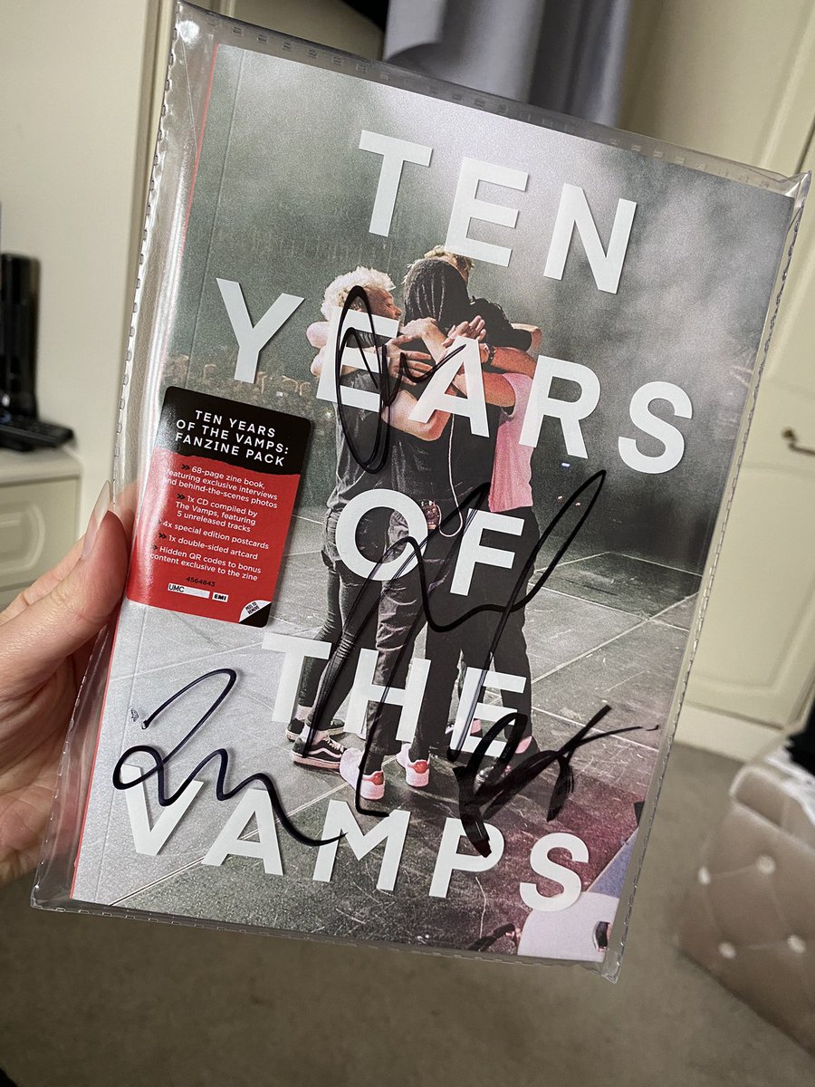kirst_2194's tweet photo. Finally got my zine in the post and omg sheโs cute! @TheVampsband #10yearsofvamily #10yearsofthevamps ๐โจ๐ค https://t.co/TRAaaDkO2I