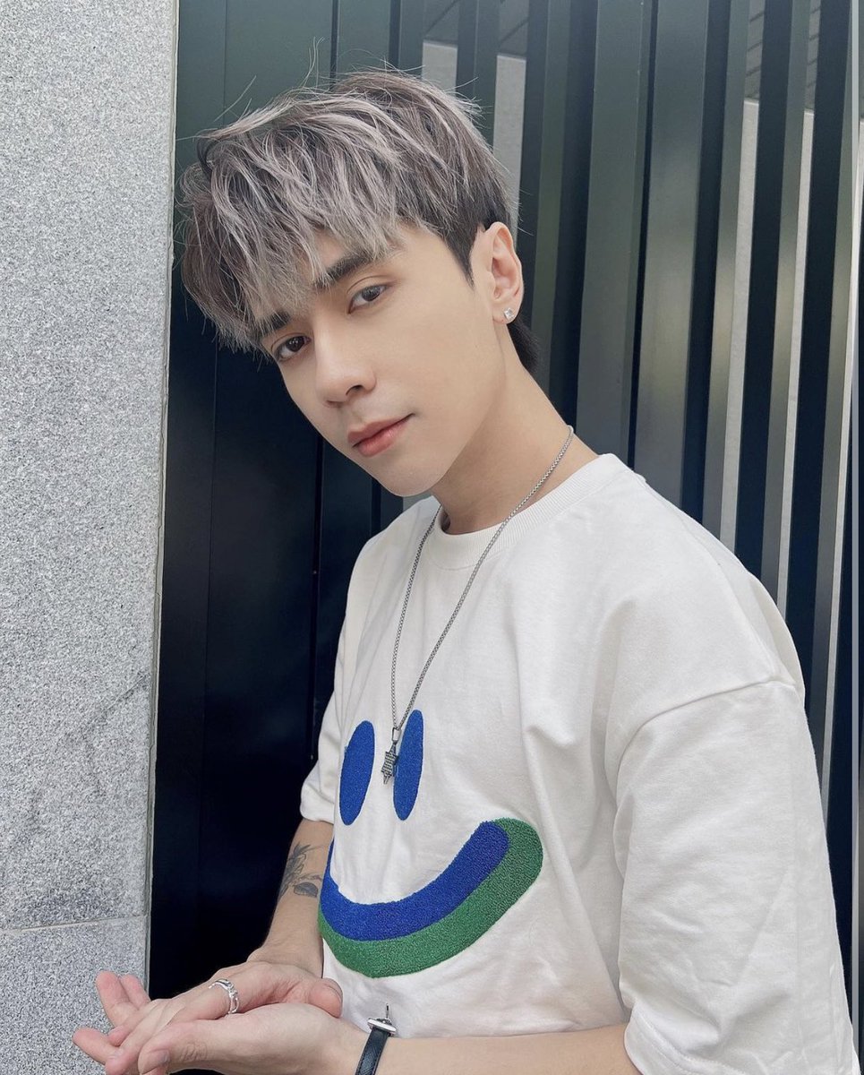 karnkanok0303's tweet photo. กำลังคิดถึงอยู่พอดีเลยหุ่ง หล่ออีกแล้ว😍❤️
#QuangHùngMasterD
#Muzik
#STANDWORLD
#SWUnionWarmUp https://t.co/U6UpjxUs7A