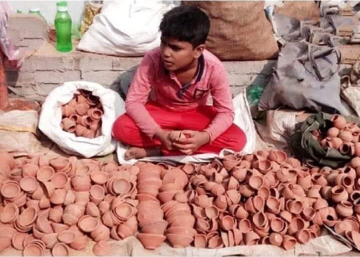 आइए इनसे मिट्टी के दीये ख़रीदें.