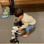 靴を並べたのを褒めてから…職人のように毎日頑張る2歳児。