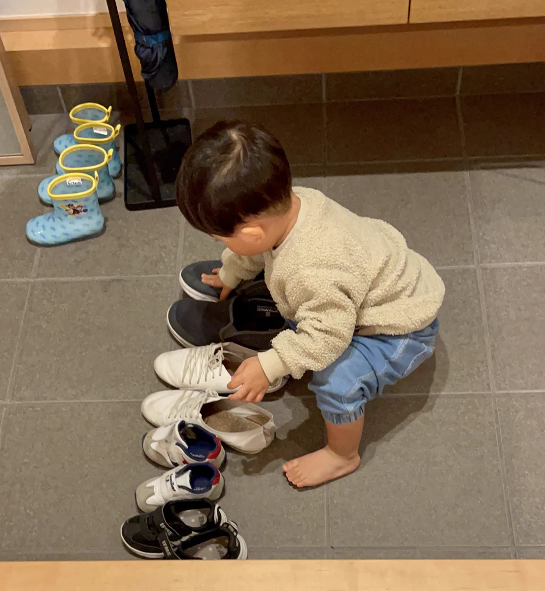 靴を並べたのを褒めてから…職人のように毎日頑張る2歳児。