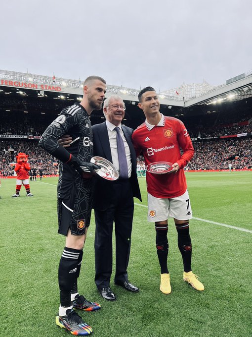 Sir Alex Ferguson presents David De Gea and Cristiano Ronaldo with their awards for 500 United games and 700 club goals respectively.