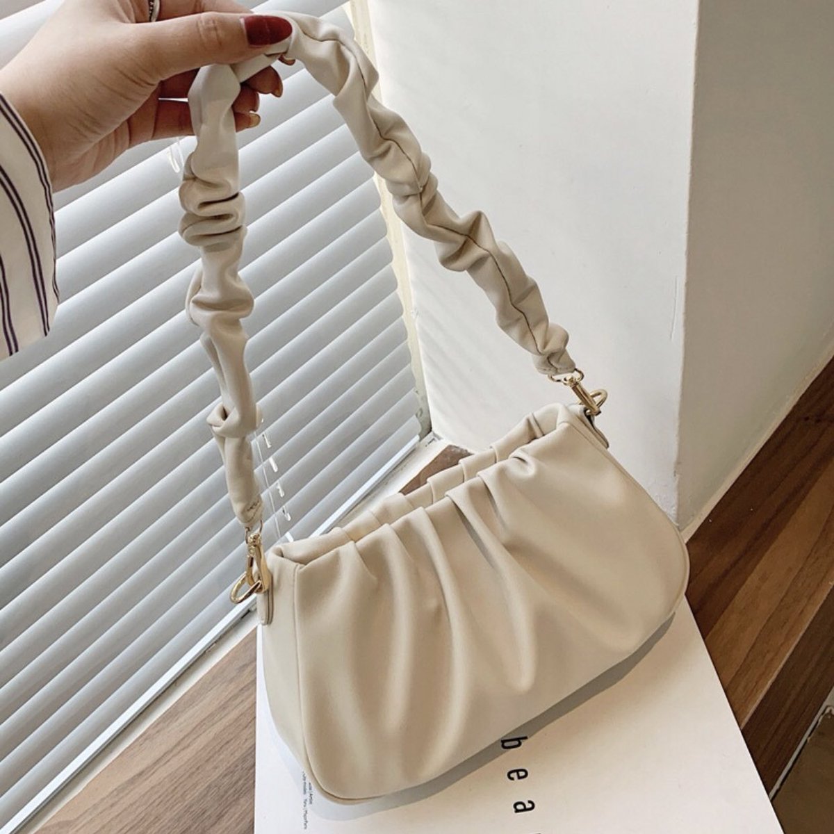 orenjixsky's tweet photo. — white cream bag aesthetic🤍🕊

📎 https://t.co/P2Yq7v23rS
📎 https://t.co/HhEsK1SV2e
📎 https://t.co/53QcX2KqSn
📎 https://t.co/RRhTlQrnRf

#BTSatBusanConcert WHERE IS WINTER #MINGYU #SMTreatWINTERBetter jisoo Kevin #WONWOO #HOSHI #YetToComeTHECITYinBUSAN #SEVENTEEN #JISUNG https://t.co/cCRJh4bV1p
