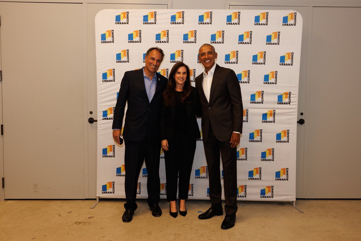 aplep's tweet image. Great night celebrating the 25th anniversary of ⁦@UrbanAlliance⁩ with ⁦@BarackObama⁩ and announcement of ⁦@BankofAmerica⁩ partnering with ⁦@smithsonian⁩ to provide many job opportunities to youth in DC!  All my favorite organizations and people in 1 place!