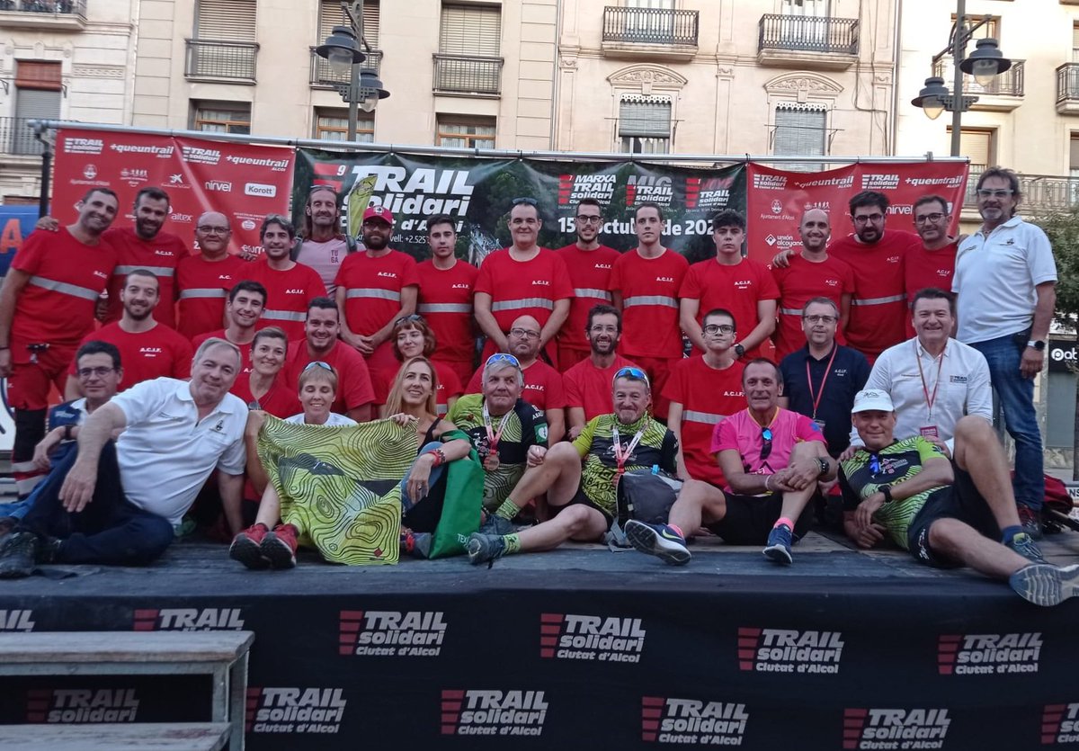 ACIFAlcoi's tweet photo. Foto de parte del grandisimo equipo que participamos en la seguridad del @Trailalcoi. Componentes de Acif Alcoi , de @AcifSalinas, Acif Carlet, @soscardiosport  y Departamento de Emergencias y Protección Civil...
Grandesssss 💪💪💪💪 https://t.co/F2qopTJIcu