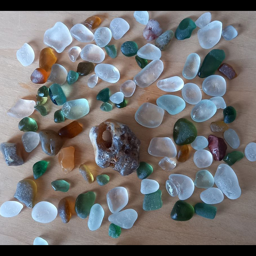 Oathsworn_Jo's tweet photo. We were Beachlarking at Seaham and along with some beautiful sea-glass I found my 1st Hag Stone ❤️
#larking #beachlarking #beachcombing #seaham #seahamseaglass #hagstone #seahambeach #stone #sea #seaglass #northeastengland #magicstone https://t.co/efUB7iYmCS