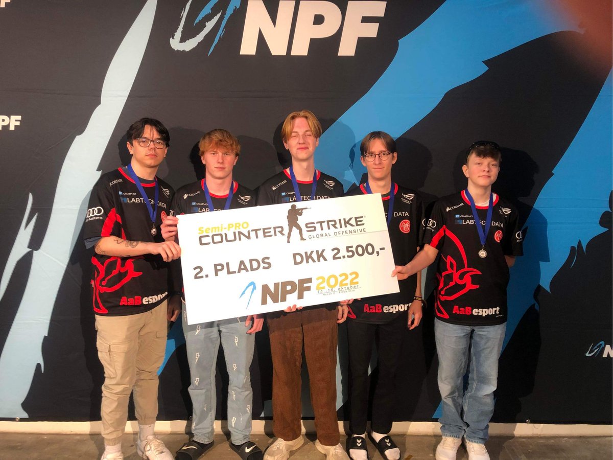AaBesport's tweet photo. [#CSGO]

2. PLADS!!
Efter en maratonkamp i nat, blev det til en sindssyg flot 2. plads til @npfdk semi-pro turneringen.

♦️ @JBOENcs 
♦️ @TrisCSGO
♦️ @FrederikTLange
♦️ @un1z4n 
♦️ @Tron1c2 

#forzaderøde
🅰️🅰️🅱️ https://t.co/RyE0Z8dm5b
