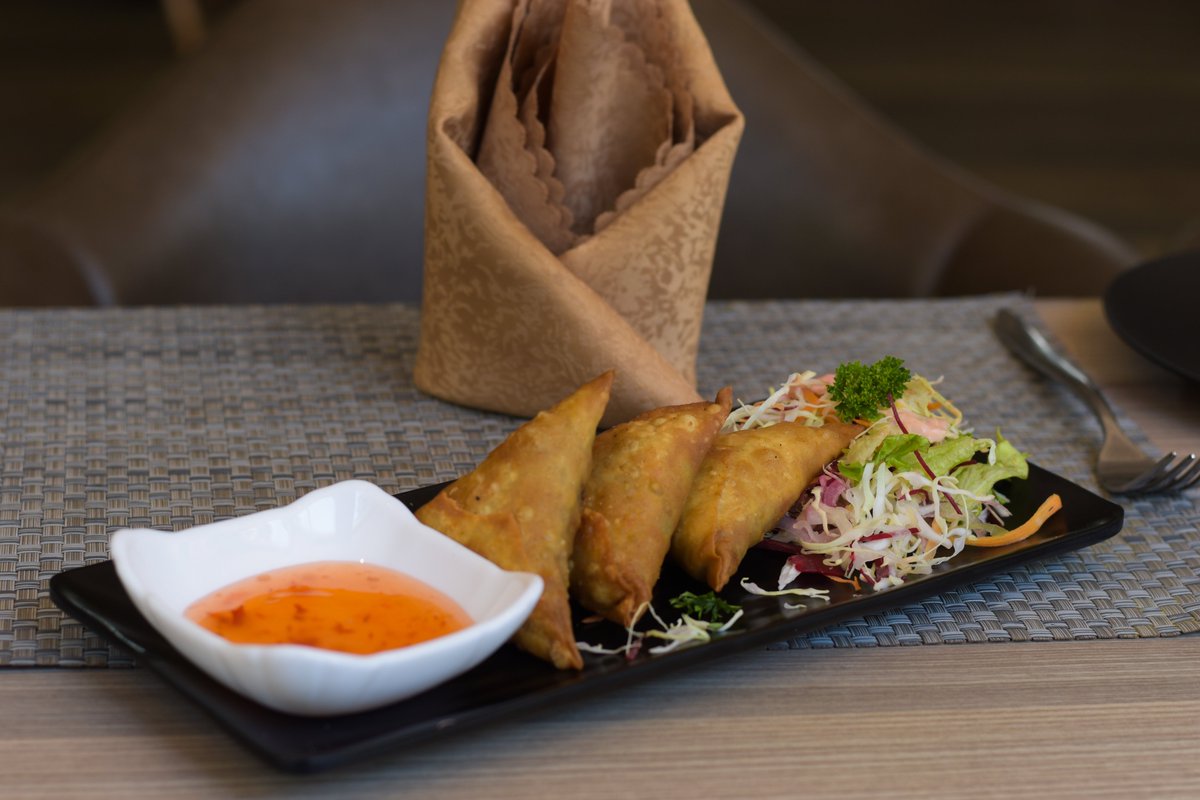 TheYellowChilly's tweet photo. Let these golden samosas remind you, how good today can be!
.
.
.
#theyellowchilly #snakcs #appitizers #samosas #wheretodine #jinjarestaurants https://t.co/AjwyNzUtil