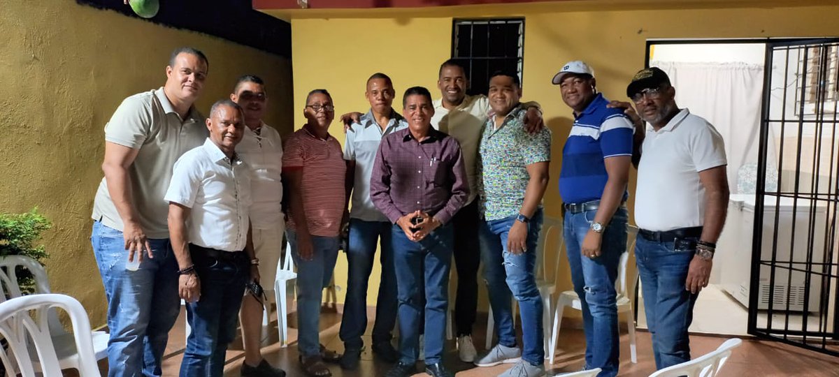 AbreuComss's tweet photo. Directiva de la Unión de Profesionales de Hondo Valle(UNIPRHOVA) posan durante una reunion-encuentro, para relanzar la entidad casi inactiva por causa de la pandemia del covid 19. https://t.co/vRQi9DLKeb
