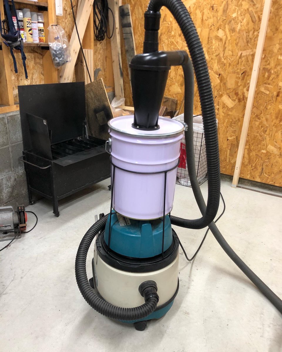 pastime_lab's tweet photo. 先週、掃除機が壊れたので予備にずっと眠っていたマキタ の掃除機😅
使う前にペール��を使ったサイクロン集塵機を作ってみた😊

ついでに一緒に移動出来るように丸鋼を使って掃除機の上に乗せてみた😊👍

なかなかのいい感じ👍

#マキタ 
#サイクロン集塵機
#suzukid
#buddy80 https://t.co/jTLOTVwyPY