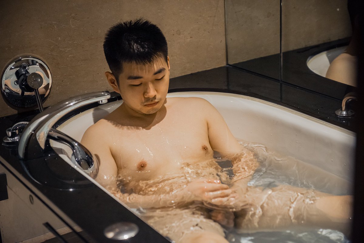 PhotographerHu's tweet photo. 完结篇@neverworkout1 你们的点赞和转推才是我更新的动力啊，另外长期找模特，免费拍摄！#北京 #北京约拍 #私房摄影 #私房写真 #人体摄影 #酒店拍摄 #男体 #裸体 #大尺度 #裸男 #酒店私房 #酒店写真  #腿毛 #浴缸 #眼镜男 https://t.co/b5k1wwMnAF