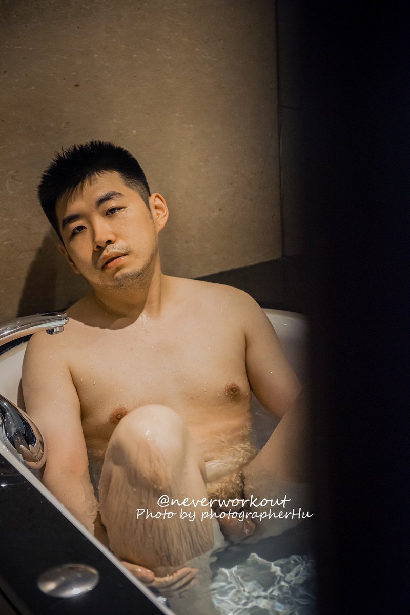PhotographerHu's tweet photo. 完结篇@neverworkout1 你们的点赞和转推才是我更新的动力啊，另外长期找模特，免费拍摄！#北京 #北京约拍 #私房摄影 #私房写真 #人体摄影 #酒店拍摄 #男体 #裸体 #大尺度 #裸男 #酒店私房 #酒店写真  #腿毛 #浴缸 #眼镜男 https://t.co/b5k1wwMnAF