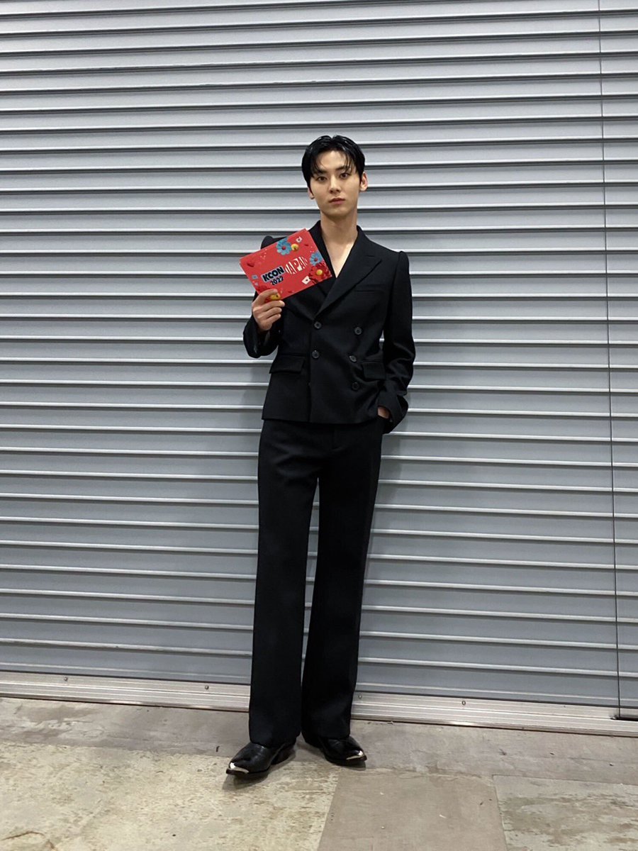 [#Moment_H] 📸 
#KCON2022JAPAN DAY3❤️
MC 부터 무대까지
다채로운 매력을 보여준 황민현☺️
3일 동안 함께해 준 황도들
정말 감사합니다🍑🧡

#황민현 #HWANGMINHYUN