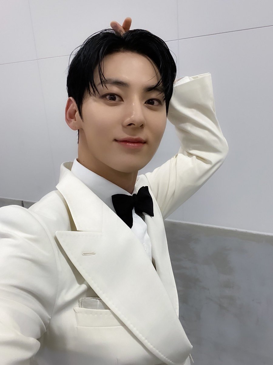 MINHYUN_PLEDIS's tweet photo. [#Moment_H] 📸 
#KCON2022JAPAN DAY3❤️
MC 부터 무대까지
다채로운 매력을 보여준 황민현☺️
3일 동안 함께해 준 황도들
정말 감사합니다🍑🧡

#황민현 #HWANGMINHYUN https://t.co/B3vf2AWEZC