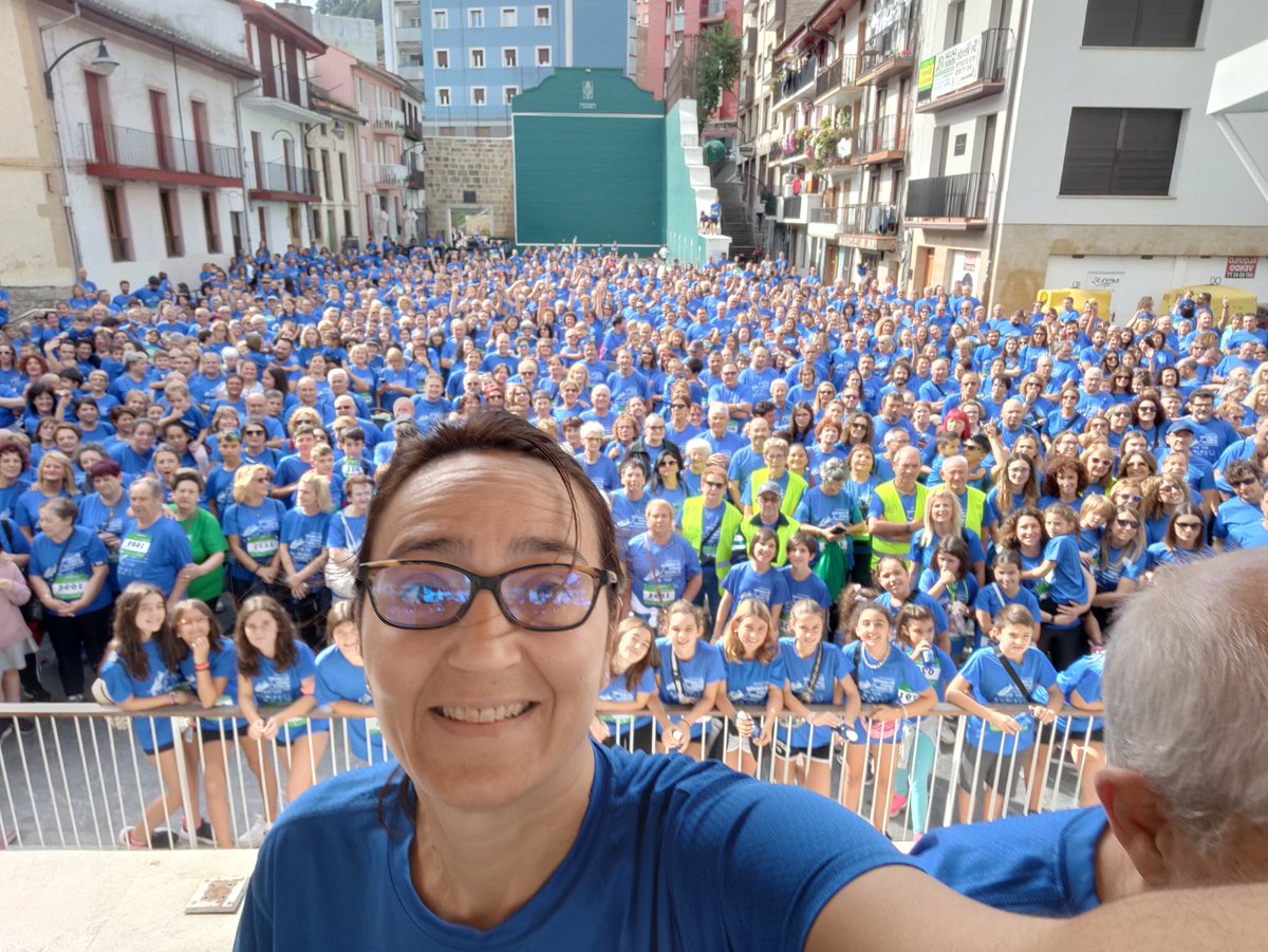 Marea azul esta mañana en Ermua, 3000 participantes en la Marcha contra el Cáncer <a href="/ContraCancerEs/">Asociación Española Contra el Cáncer</a> #bizkaia Buaaaa qué emocionante!!! Gracias, gracias y gracias por vuestra energía!!