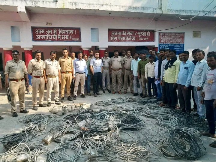 आज एसडीओ किशनी श्रीमाँन रजत शुक्ला जी ने उपकेन्द्र कुसमरा के अंतर्गत ग्राम सकरा मे वकायेदार विद्युत उपभोक्ताओ के विरुद्ध डिश कनेक्शन अभियान चलाया जिसमे 40 वकायेदारो के मीटर उतारे गये व 70 वकायेदारो के कनेक्शन काटे गये उक्त वकायेदारो पर 42लाख रुपये बिल वकाया है <a href="/mduppcl/">MDUPPCL</a> <a href="/UPPCLLKO/">UPPCL</a>