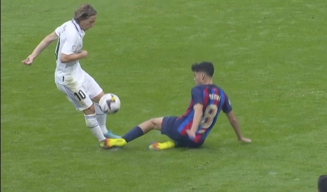 AdriRM33's tweet photo. Luka Modric bailando a Pedri. 😍 https://t.co/W1Ul3bmFkt