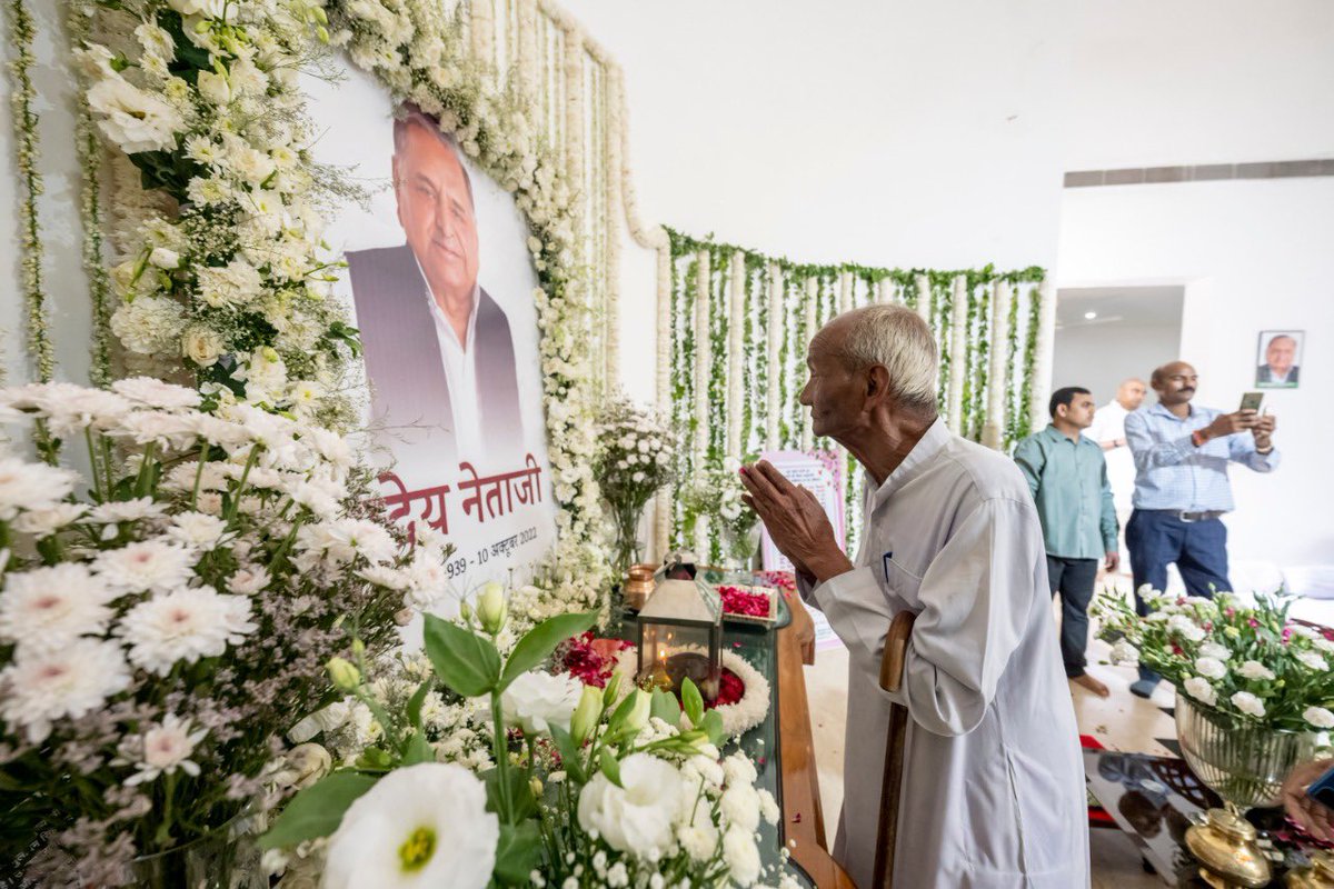yadavakhilesh tweet picture